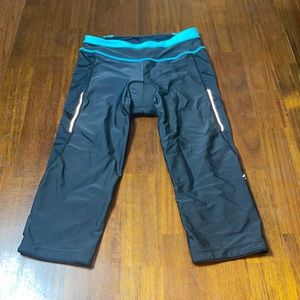 Trayl ladies black and blue reflector padded cycling Capri pants. Size small
